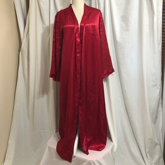 Red Robe - Picture 3 of 8
